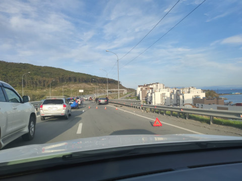 Фото-репортаж: Авария создала вечерний затор на объездной трассе во Владивостоке