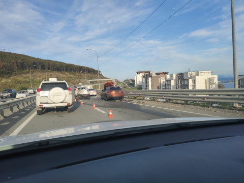 Фото-репортаж: Авария создала вечерний затор на объездной трассе во Владивостоке