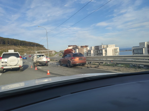 Фото-репортаж: Авария создала вечерний затор на объездной трассе во Владивостоке