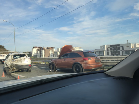 Фото-репортаж: Авария создала вечерний затор на объездной трассе во Владивостоке