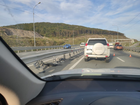Фото-репортаж: Авария создала вечерний затор на объездной трассе во Владивостоке