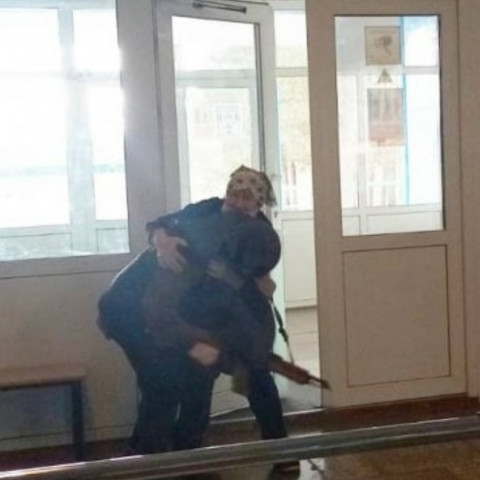 Фото-репортаж: Бабушка-вахтерша обезвредила стрелка в школе