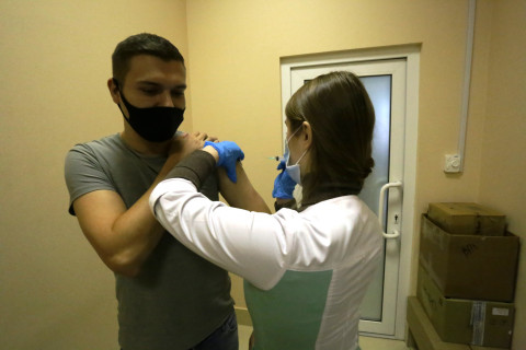 Фото-репортаж: Приморцы массово вакцинируются от COVID-19