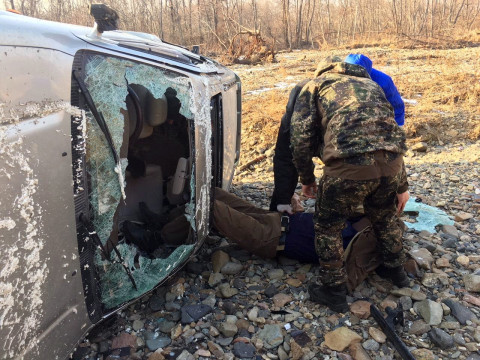 Фото-репортаж: Приморский водитель выжил после падения с моста