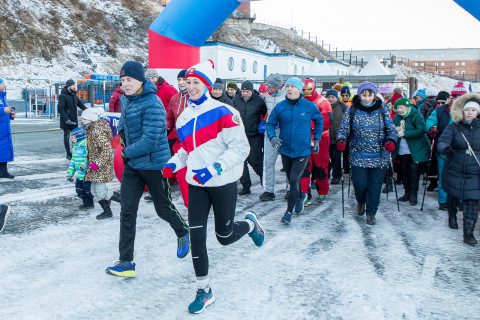Фото-репортаж: День зимнего плавания в Приморье отметили заплывами в проруби и закал-забегом