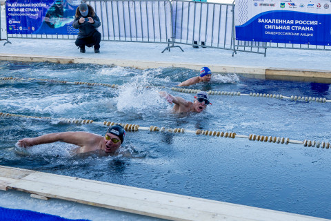 Фото-репортаж: День зимнего плавания в Приморье отметили заплывами в проруби и закал-забегом