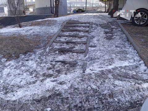 Фото-репортаж: Больше полумесяца: последствия снегопада продолжают устранять во Владивостоке