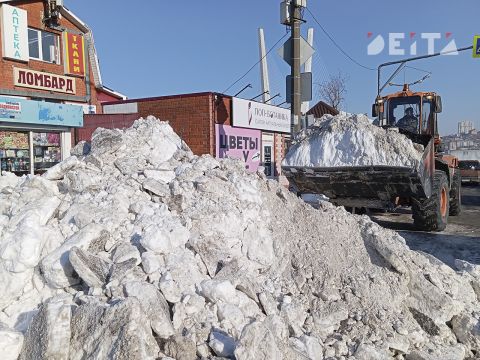 Фото-репортаж: Больше полумесяца: последствия снегопада продолжают устранять во Владивостоке