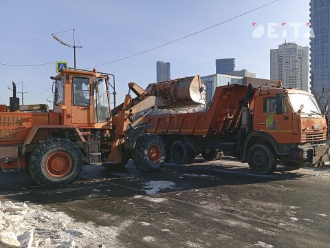 Фото-репортаж: Больше полумесяца: последствия снегопада продолжают устранять во Владивостоке