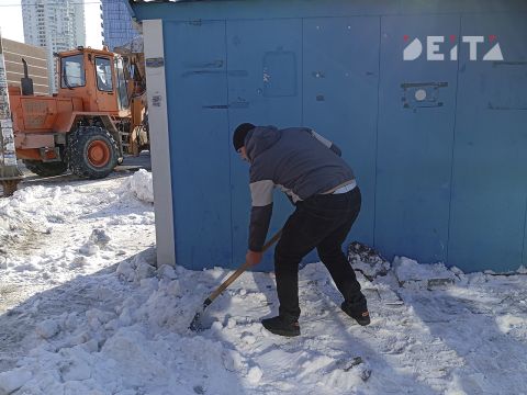 Фото-репортаж: Больше полумесяца: последствия снегопада продолжают устранять во Владивостоке