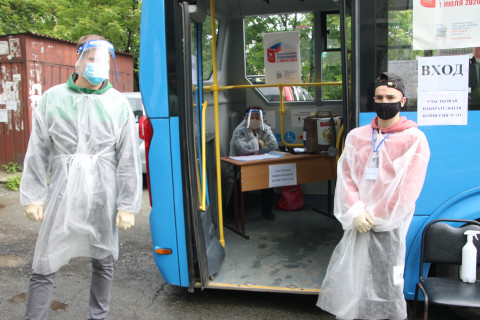 Фото-репортаж: Приморские избиратели активно голосуют на выездных избирательных участках