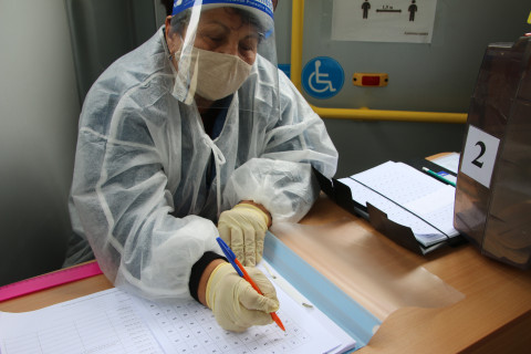 Фото-репортаж: Приморские избиратели активно голосуют на выездных избирательных участках