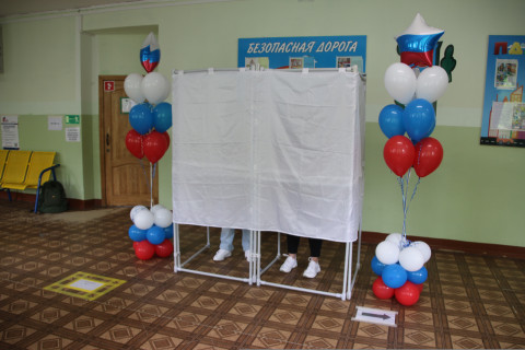 Фото-репортаж: Тайну голосования по поправкам строго соблюдают в Приморье