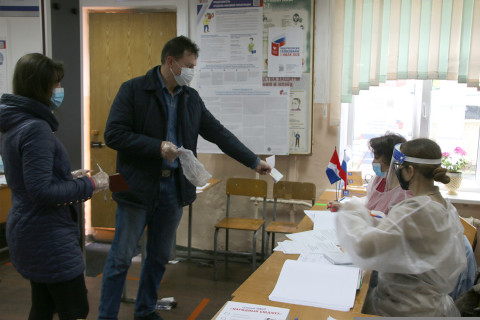 Фото-репортаж: Приморские избиратели с раннего утра участвуют в голосовании по поправкам в Конституцию