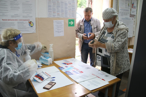 Фото-репортаж: Приморские избиратели с раннего утра участвуют в голосовании по поправкам в Конституцию