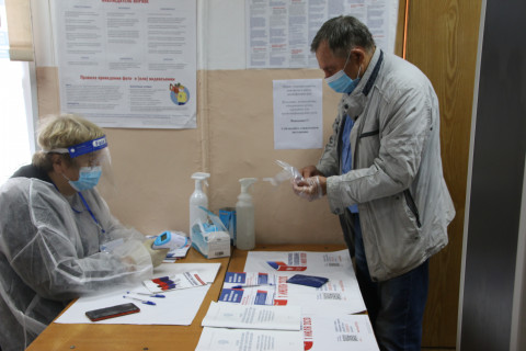 Фото-репортаж: Приморские избиратели с раннего утра участвуют в голосовании по поправкам в Конституцию