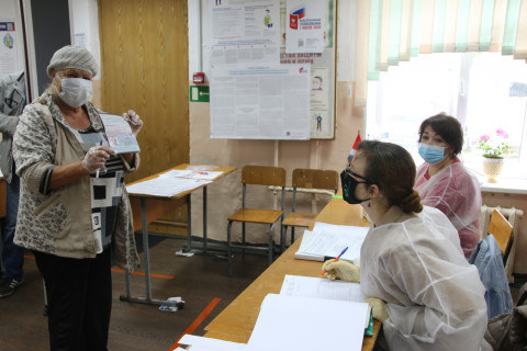 Фото-репортаж: Приморские избиратели с раннего утра участвуют в голосовании по поправкам в Конституцию