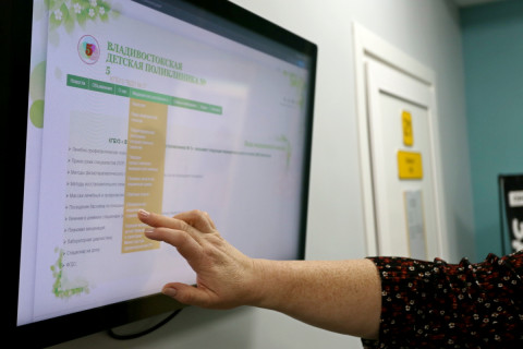 Фото-репортаж: Маленьких пациентов принимают врачи в обновленной поликлинике во Владивостоке