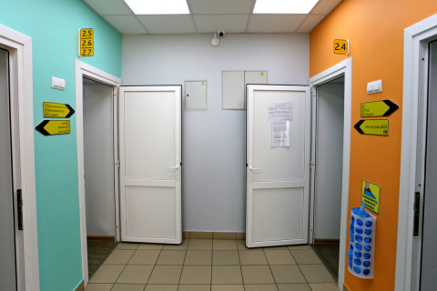 Фото-репортаж: Маленьких пациентов принимают врачи в обновленной поликлинике во Владивостоке