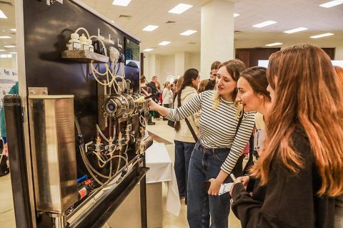 Фото-репортаж: Праздник науки и инноваций: Передовая инженерная школа ДВФУ провела фестиваль биотехнологий