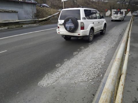 Фото-репортаж: Пешеходам нет места во Владивостоке? Популярный маршрут погряз в мусоре и завален камнями