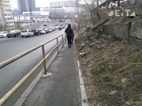 Фото-репортаж: Пешеходам нет места во Владивостоке? Популярный маршрут погряз в мусоре и завален камнями