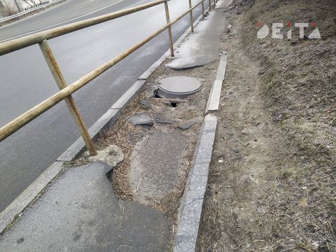 Фото-репортаж: Пешеходам нет места во Владивостоке? Популярный маршрут погряз в мусоре и завален камнями