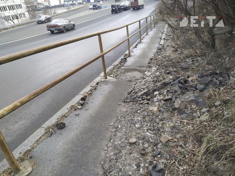 Фото-репортаж: Пешеходам нет места во Владивостоке? Популярный маршрут погряз в мусоре и завален камнями