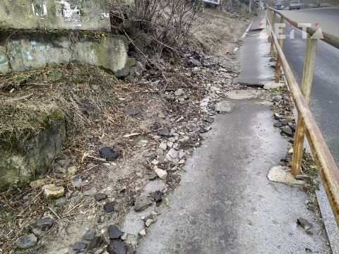Фото-репортаж: Пешеходам нет места во Владивостоке? Популярный маршрут погряз в мусоре и завален камнями