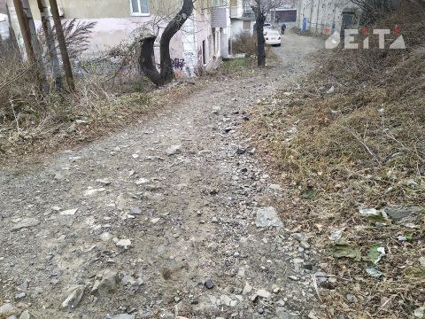 Фото-репортаж: Пешеходам нет места во Владивостоке? Популярный маршрут погряз в мусоре и завален камнями