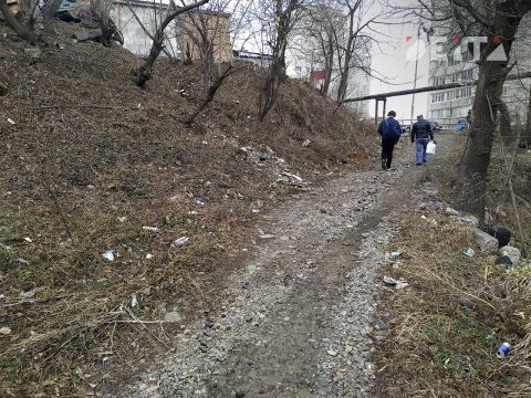 Фото-репортаж: Пешеходам нет места во Владивостоке? Популярный маршрут погряз в мусоре и завален камнями