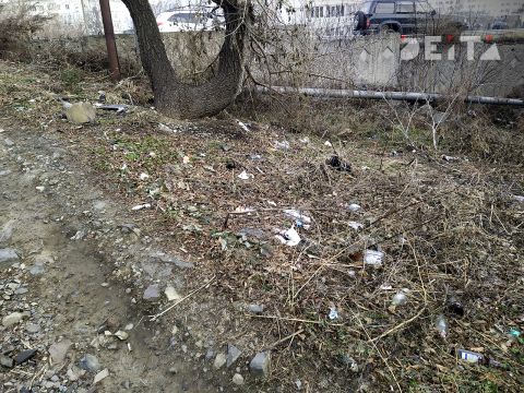 Фото-репортаж: Пешеходам нет места во Владивостоке? Популярный маршрут погряз в мусоре и завален камнями