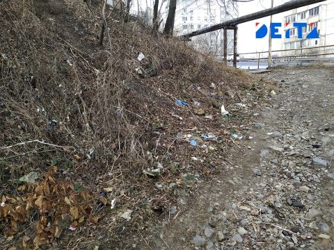 Фото-репортаж: Пешеходам нет места во Владивостоке? Популярный маршрут погряз в мусоре и завален камнями