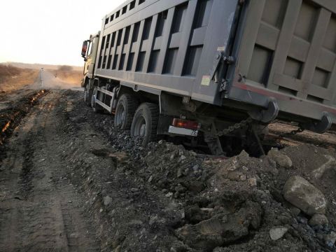 Фото-репортаж: Самосвал застрял на бездорожье в Приморье на двое суток