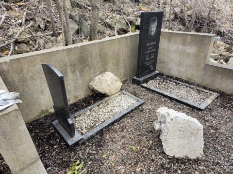 Фото-репортаж: Разрушителя могил на Центральном кладбище ищут владивостокцы