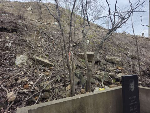 Фото-репортаж: Разрушителя могил на Центральном кладбище ищут владивостокцы