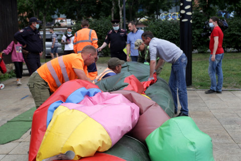 Фото-репортаж: Полицейские изъяли батут с набережной Спортивной гавани Владивостока