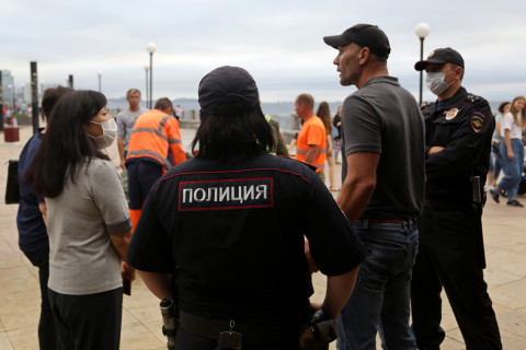 Фото-репортаж: Полицейские изъяли батут с набережной Спортивной гавани Владивостока