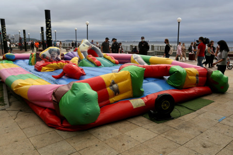 Фото-репортаж: Полицейские изъяли батут с набережной Спортивной гавани Владивостока