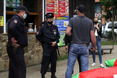 Фото-репортаж: Полицейские изъяли батут с набережной Спортивной гавани Владивостока