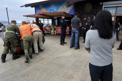 Фото-репортаж: Полицейские изъяли батут с набережной Спортивной гавани Владивостока