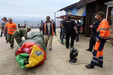 Фото-репортаж: Полицейские изъяли батут с набережной Спортивной гавани Владивостока