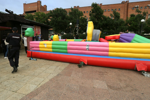 Фото-репортаж: Полицейские изъяли батут с набережной Спортивной гавани Владивостока