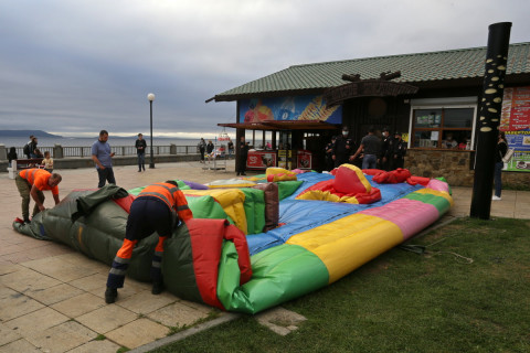 Фото-репортаж: Полицейские изъяли батут с набережной Спортивной гавани Владивостока