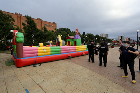 Фото-репортаж: Полицейские изъяли батут с набережной Спортивной гавани Владивостока