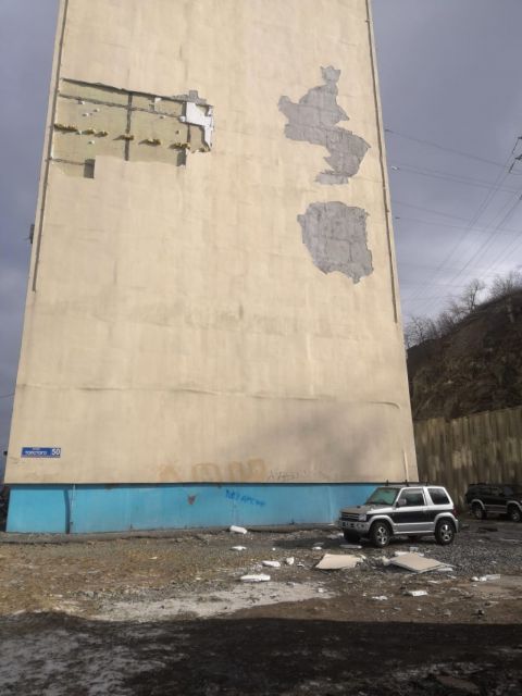Фото-репортаж: Кто виноват и что делать: ветер разрушает фасад жилого дома во Владивостоке