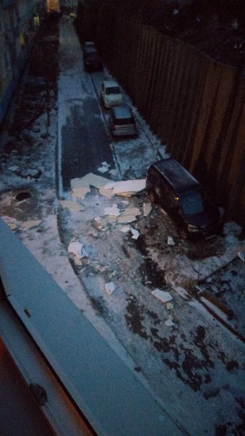 Фото-репортаж: Кто виноват и что делать: ветер разрушает фасад жилого дома во Владивостоке