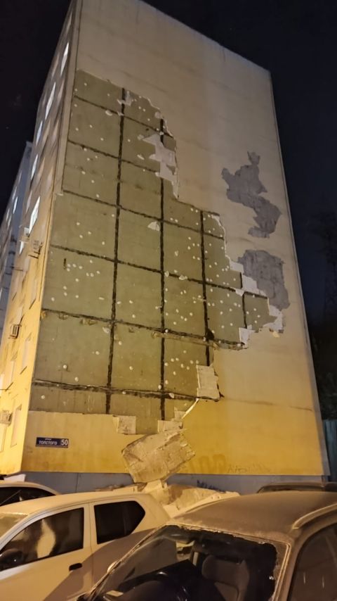 Фото-репортаж: Кто виноват и что делать: ветер разрушает фасад жилого дома во Владивостоке