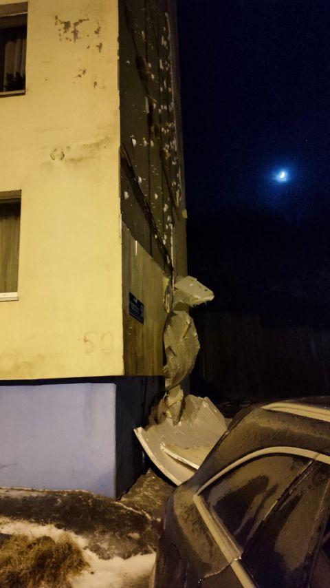 Фото-репортаж: Кто виноват и что делать: ветер разрушает фасад жилого дома во Владивостоке