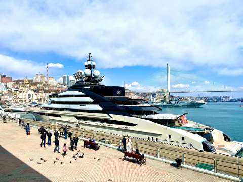 Фото-репортаж: Паломничество к яхте олигарха устроили жители Владивостока